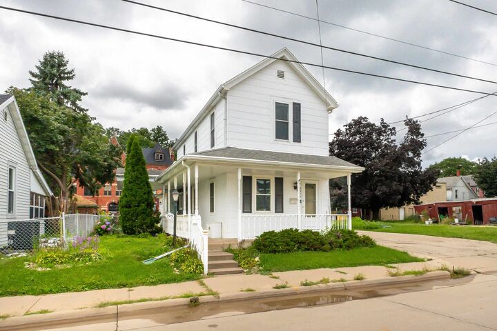 Property Photo:  2915 White Street  IA 52001 