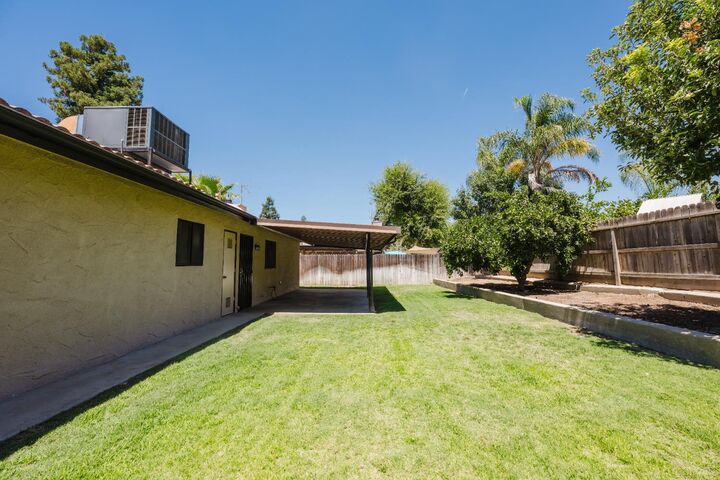 Property Photo:  380 N Shirley Avenue  CA 93727 