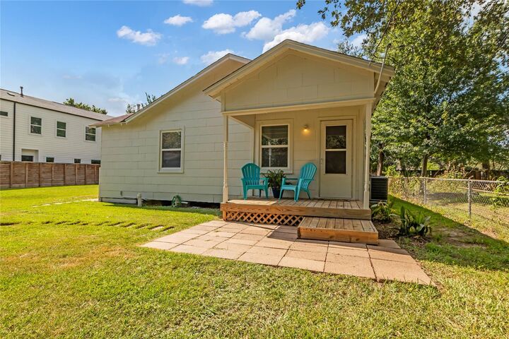 Property Photo:  807 1/2 Fisher Street  TX 77018 