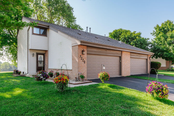 7220 S Delaine Dr  Oak Creek WI 53154 photo