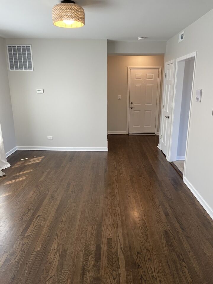 Property Photo:  7318 N Honore Street 403  IL 60626 