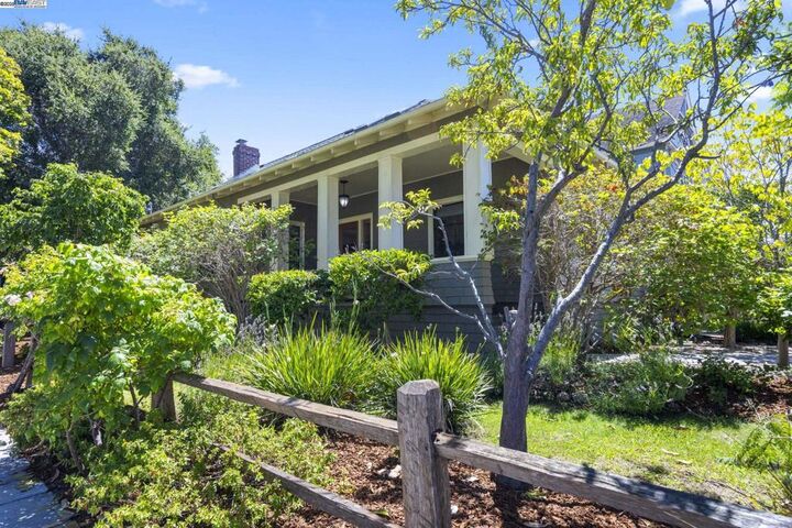 Property Photo:  898 Union St  CA 94501 