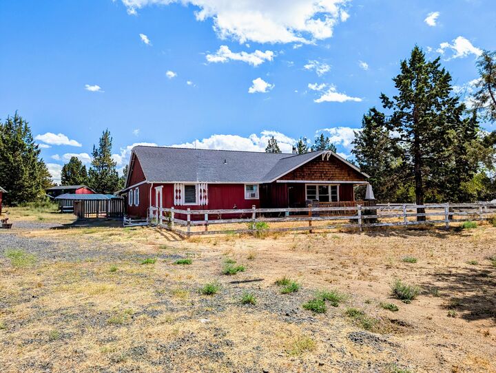 Property Photo:  2643 SE Omaha Street  OR 97754 