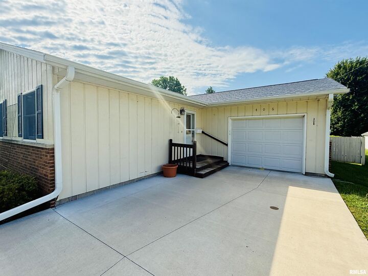 Property Photo: 406 E Newman Street IL 61448