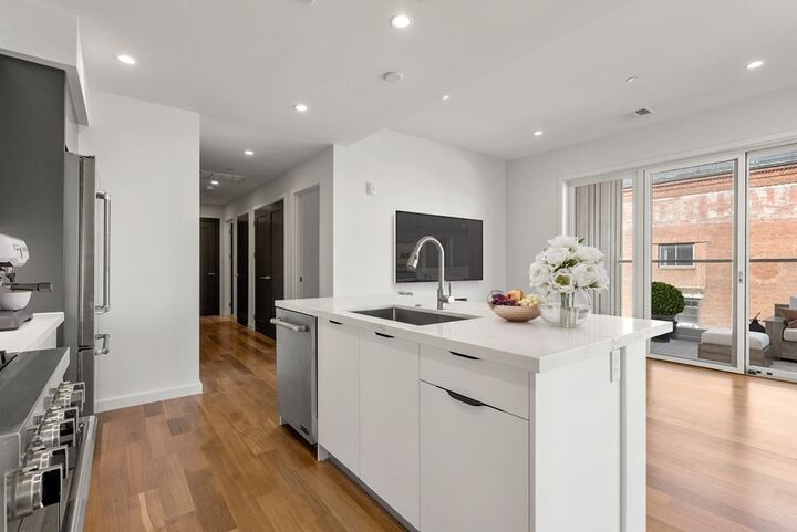 Property Photo:  537 E 2nd St 101  MA 02127 