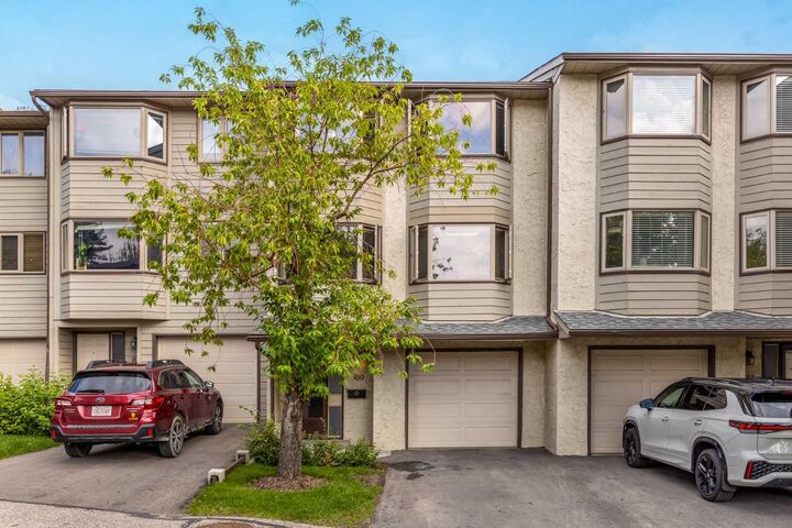 160 Glamis Terrace SW  Calgary AB T3E 6V3 photo