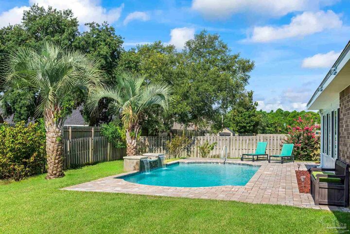 Property Photo: 1530 Woodlawn Way FL 32563