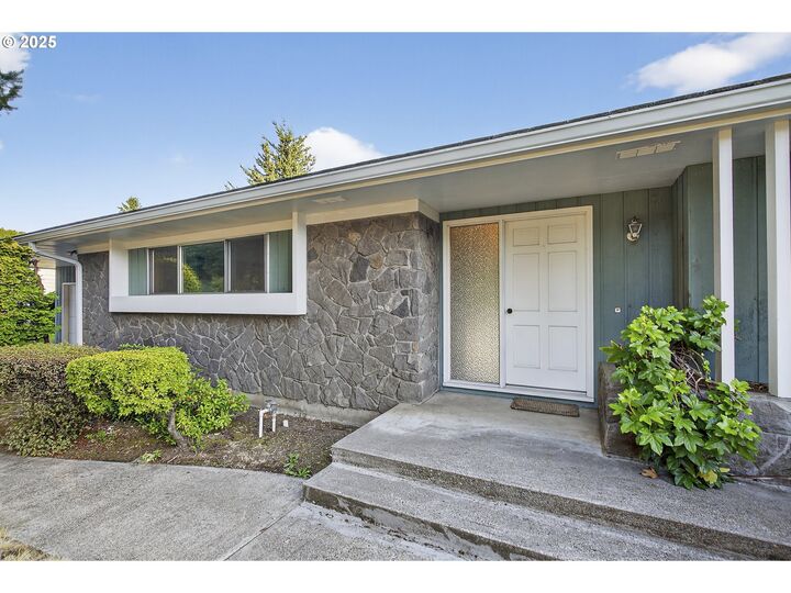 Property Photo:  4501 Willamette Dr  WA 98661 