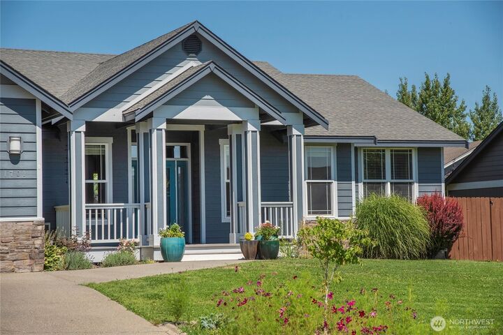 Property Photo:  1701 E Canterbury Drive  WA 98926 