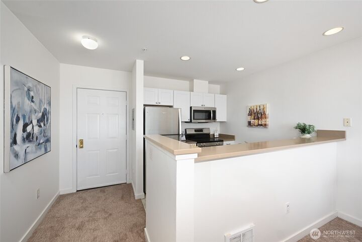 Property Photo:  524  6th Avenue W 404  WA 98119 
