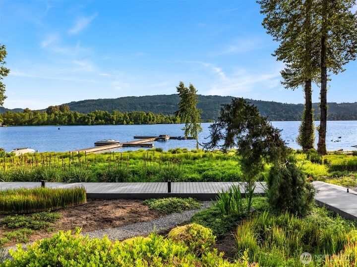 Property Photo:  4305 E Lake Sammamish Parkway SE  WA 98029 