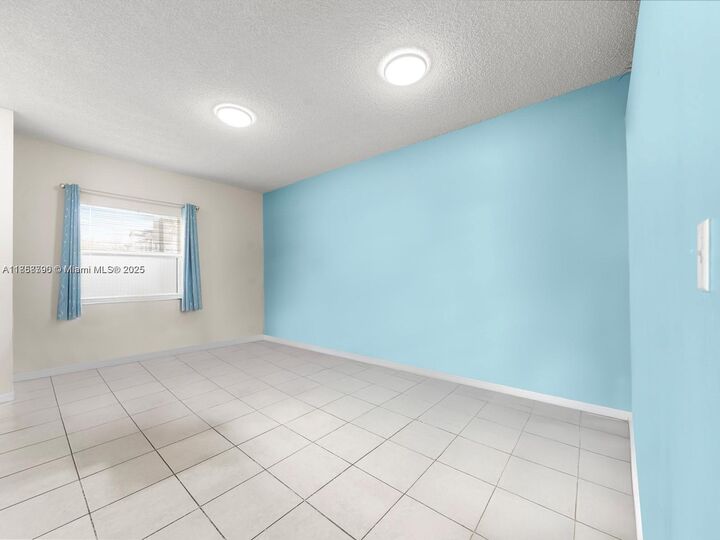 Property Photo: 2308 SE 24th Ave 2308 FL 33035