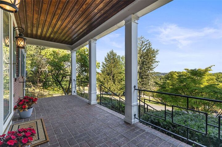 Property Photo: 139 Grienbrier Dr PA 15106