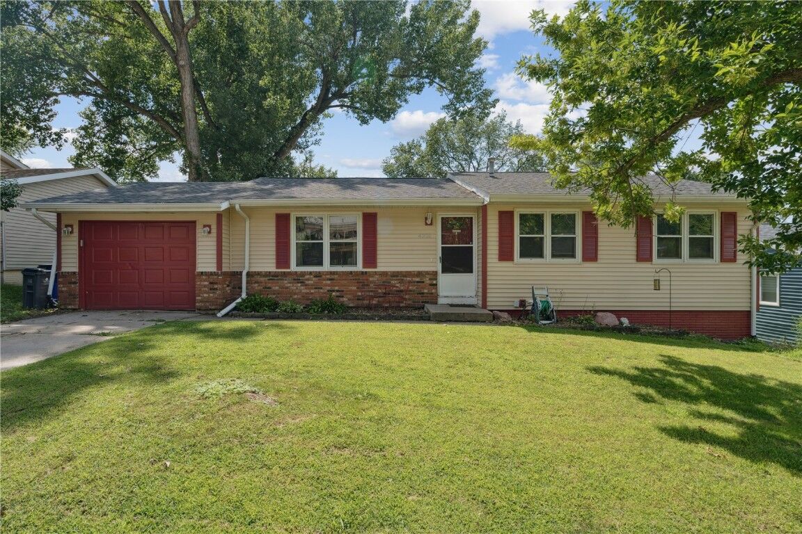 Property Photo: 4201 Vine Avenue SE IA 52403