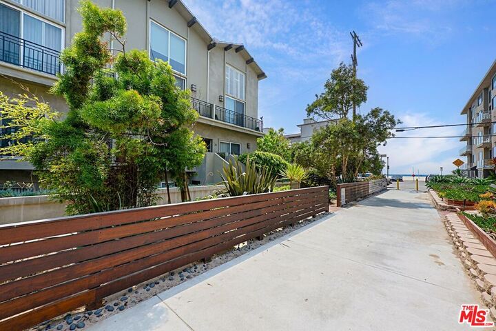 Property Photo: 20 1/2 Northstar St CA 90292