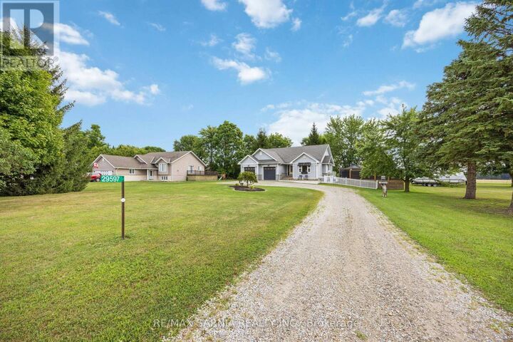 Photo de la propriété: 29597 St. Clair Parkway ON N8A 4L1