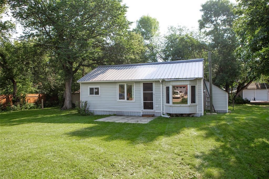 Property Photo:  310 Lakeshore Drive  MB R0M 1P0 