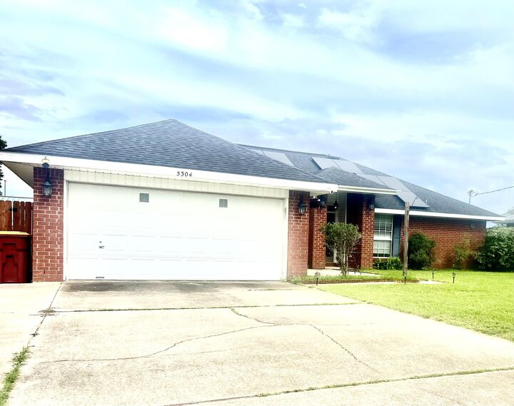 Property Photo: 5304 Whitney Court FL 32536