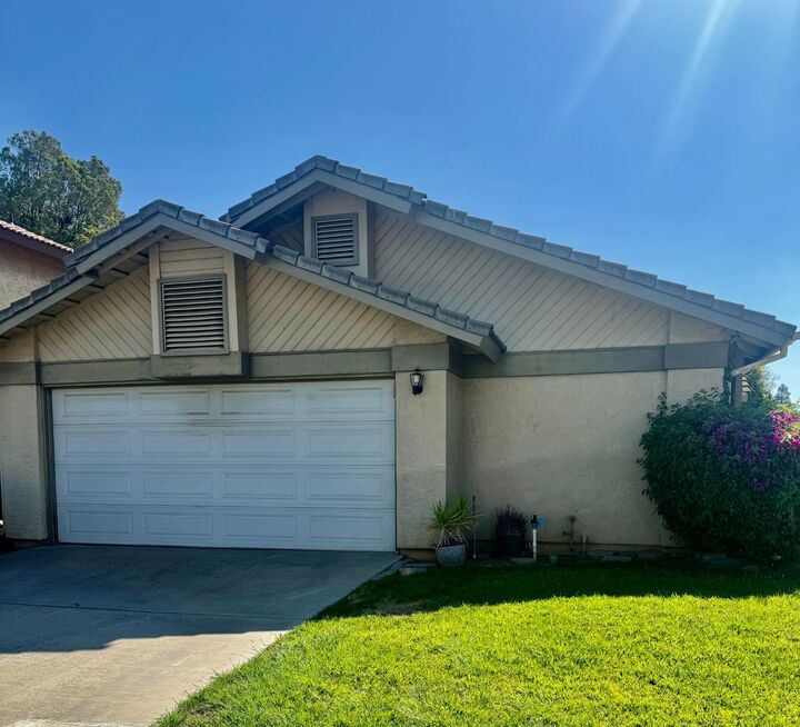 Property Photo:  461 E Alluvial Avenue 106  CA 93720 