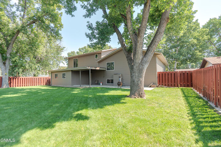 Property Photo:  1210 Laramie Drive  ND 58504 