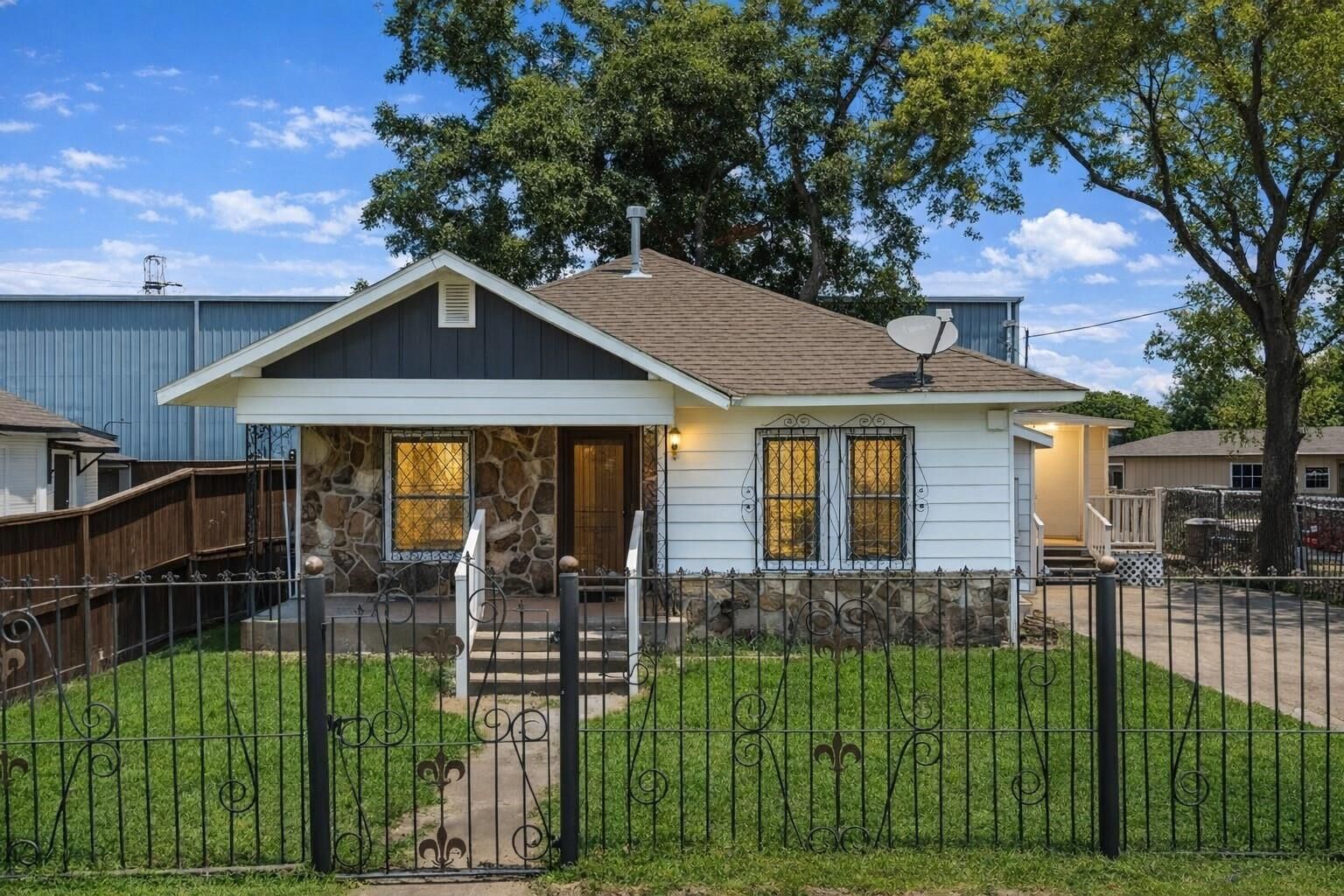 Property Photo:  6633 Avenue T  TX 77011 