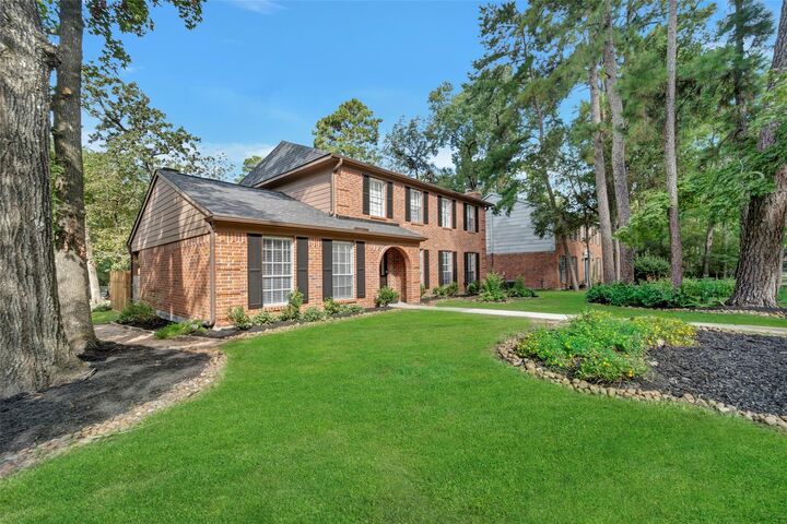 Property Photo: 17 E Wandering Oak Drive TX 77381