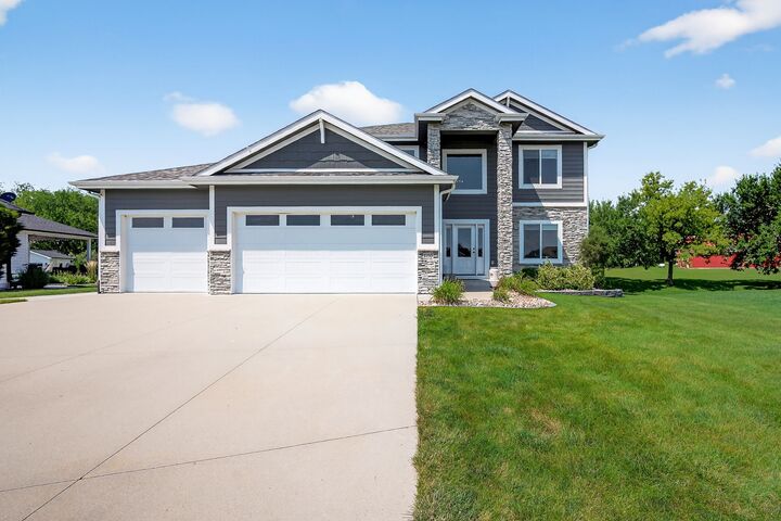 Property Photo:  1150 Cardinal Drive  IA 50226 