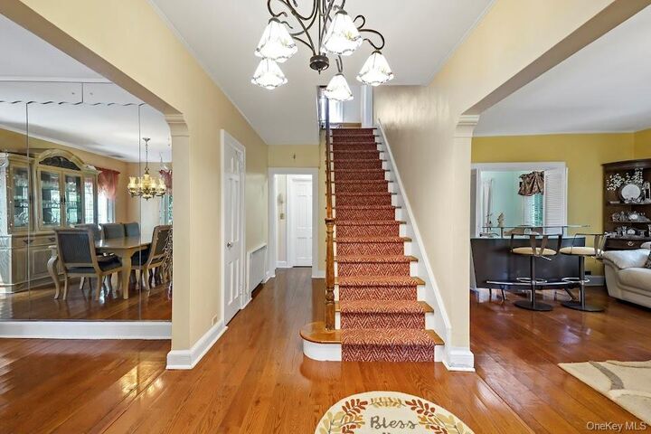 Property Photo:  32 Parkway Circle  NY 10552 