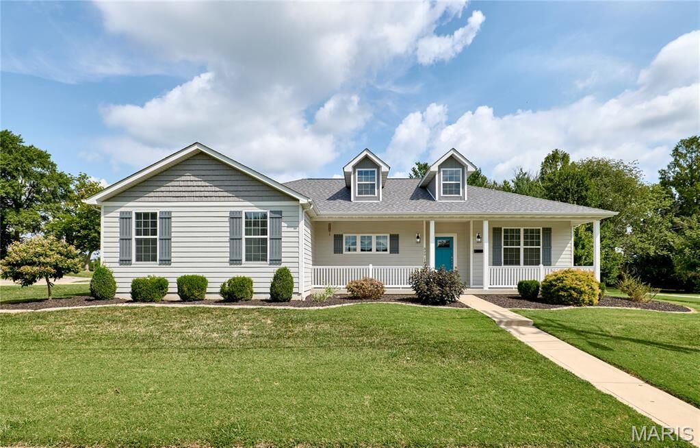 Property Photo: 327 E 4th Street IL 62298
