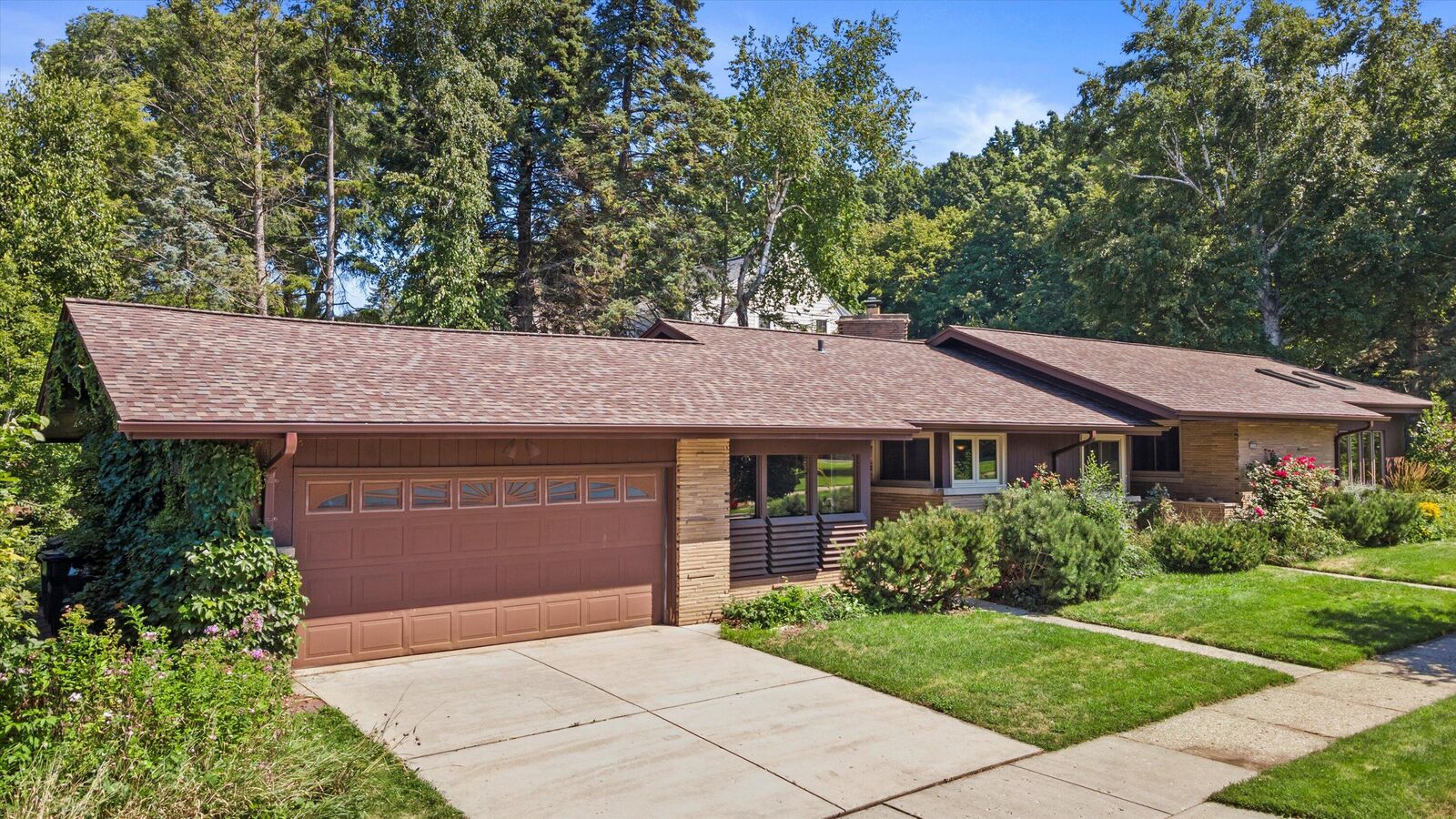 Property Photo:  504 Brookdale Ct  WI 53172 