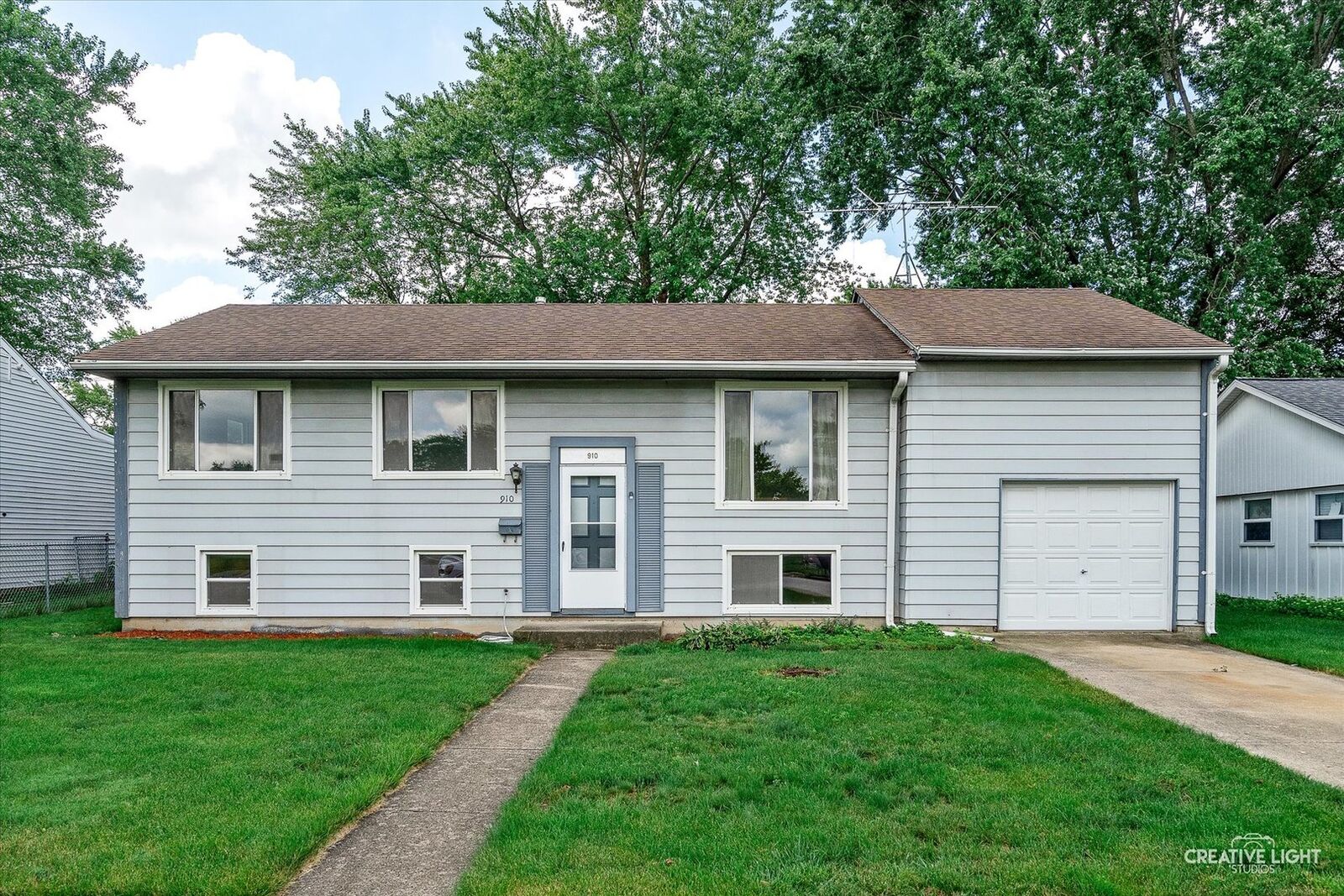 Property Photo: 910 Southbridge Drive IL 60506