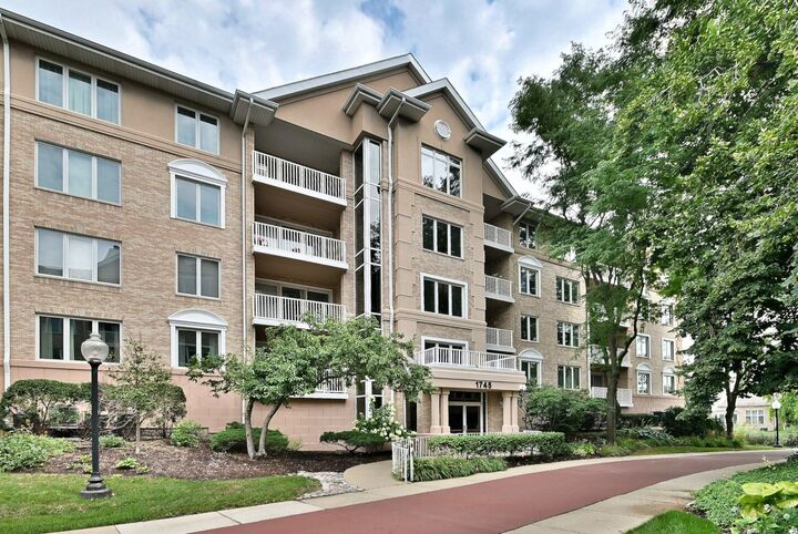 Property Photo: 1745 Pavilion Way 502 IL 60068