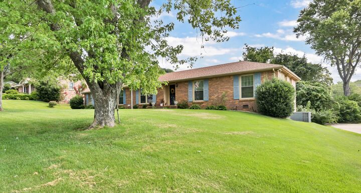 Property Photo: 405 Fabian Pl TN 37043