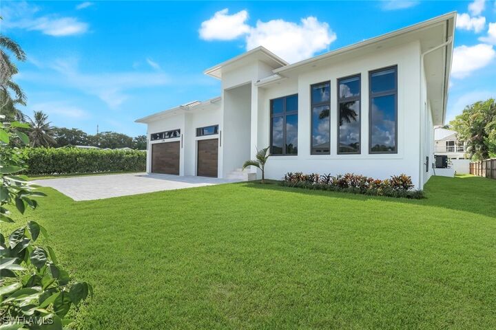 Property Photo: 1248 13th Avenue N FL 34102