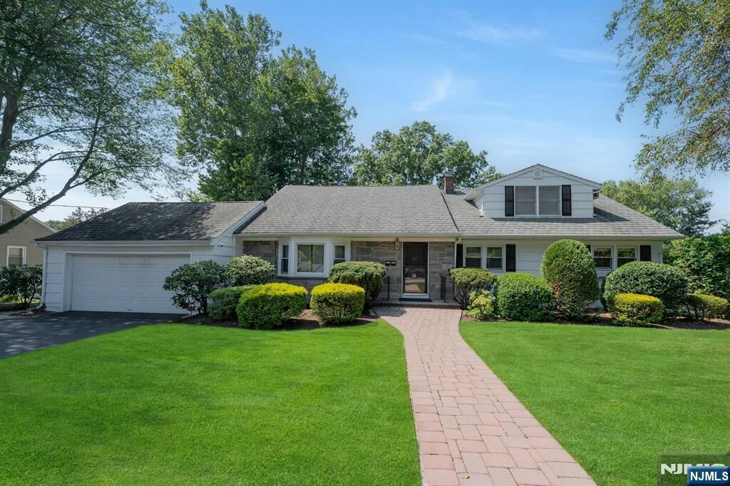 Property Photo:  59 Colonial Road  NJ 07630 
