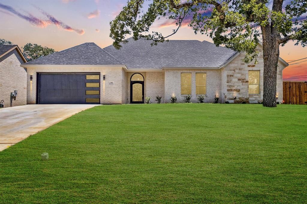 Property Photo: 705 Ross Trail TX 76012