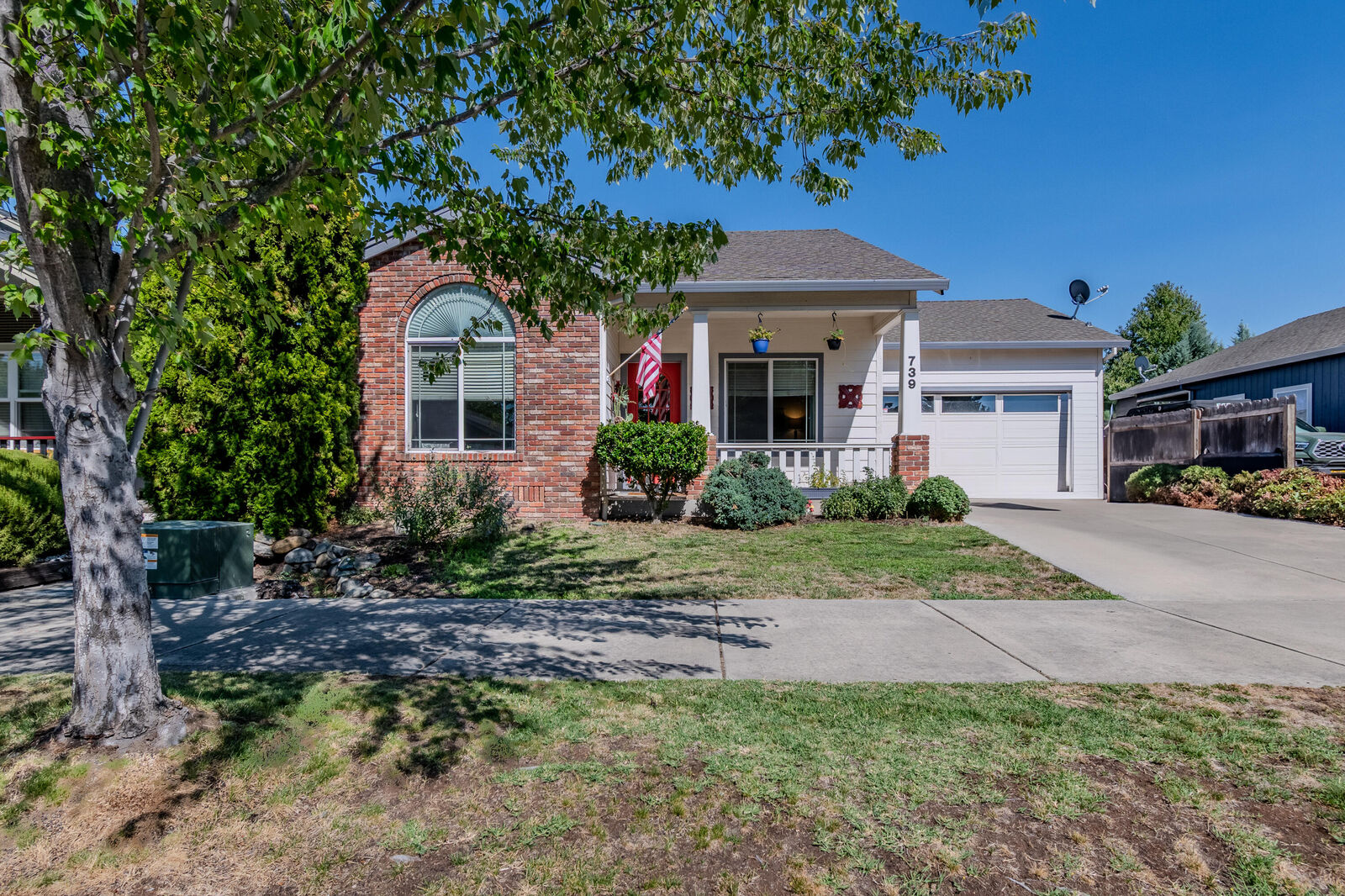 Property Photo:  739 S Haskell Street  OR 97502 