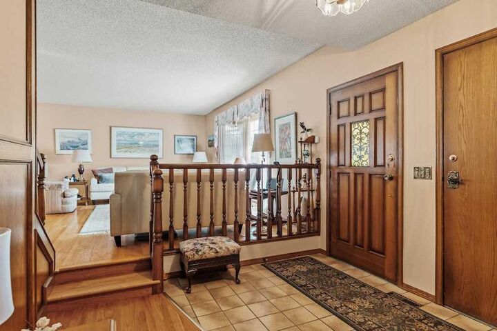 Property Photo:  76 Stradbrooke Rise SW  AB T3H 1T9 
