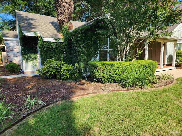 Property Photo:  2001 E Maxwell St  FL 32503 