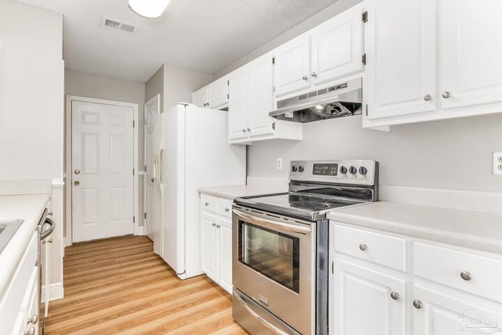 Property Photo: 364 Mirabelle Dr FL 32514