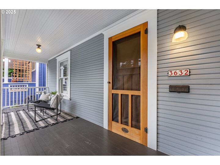 Property Photo:  3632 SE Washington St  OR 97214 