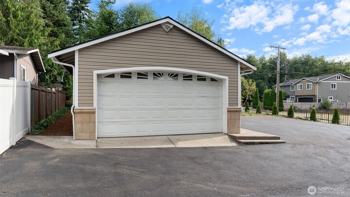 Property Photo: 5525 Glenwood Avenue WA 98203