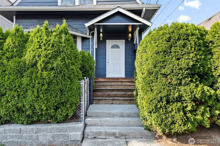 Property Photo: 1310 NE 52nd Street WA 98102