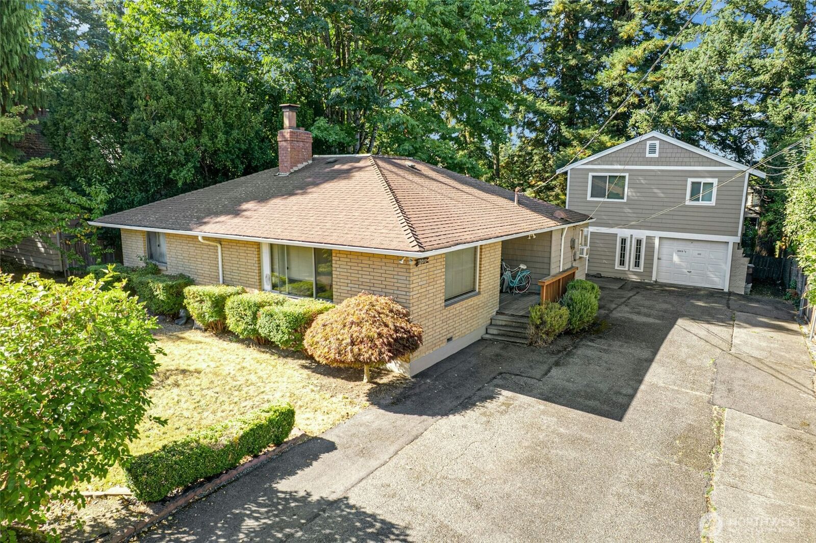 Property Photo:  22010  Brier Road  WA 98036 