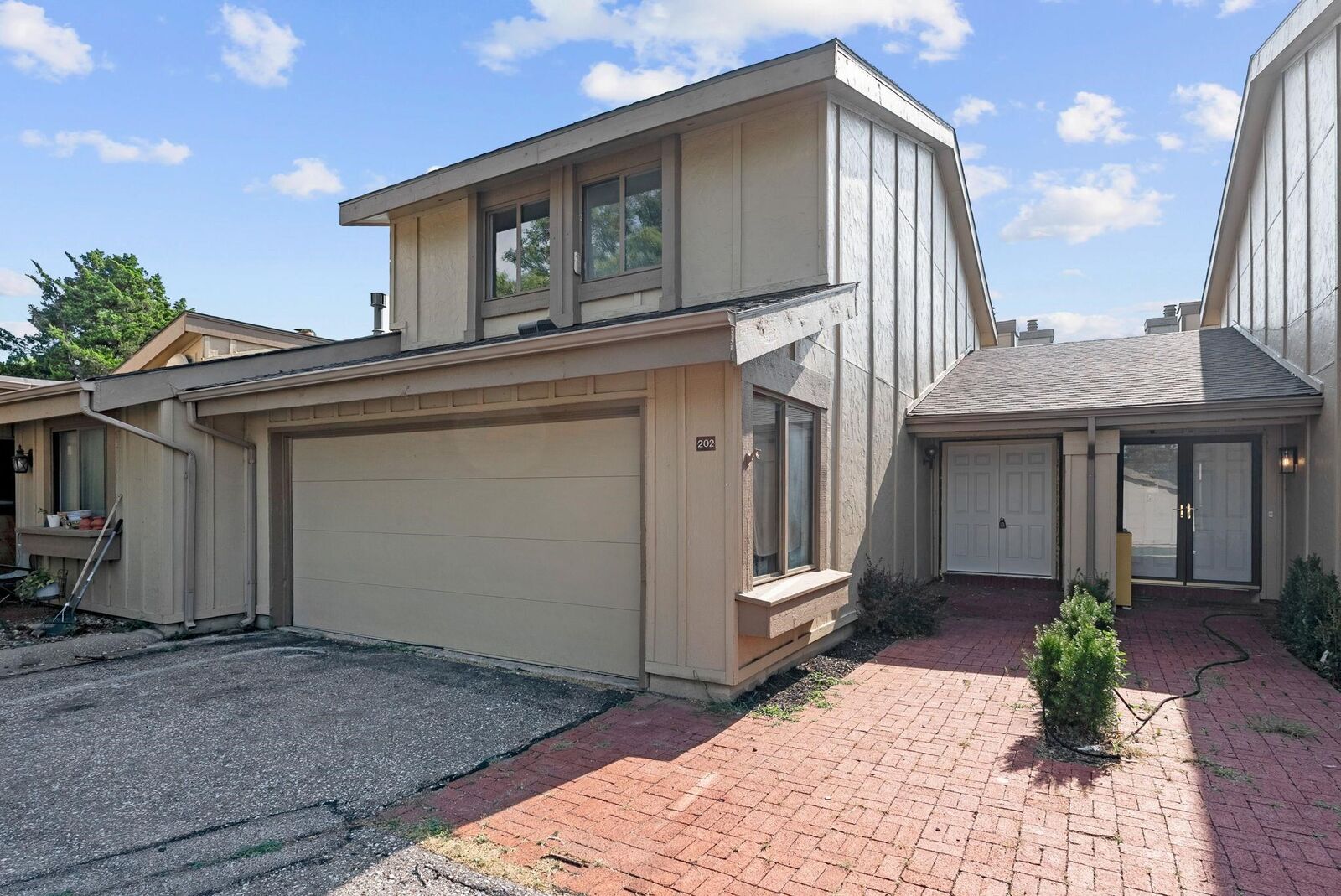Property Photo: 8201 E Harry St Apt 202 KS 67207