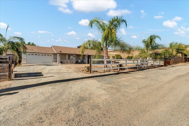 Property Photo:  750 E Mulberry Avenue  CA 93257 