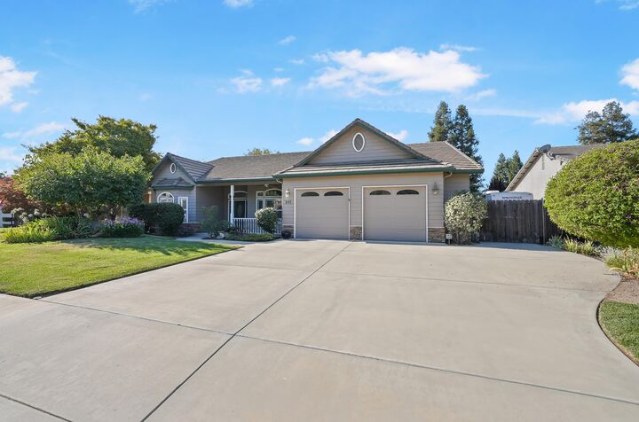 Property Photo: 605 W Cherry Court CA 93277