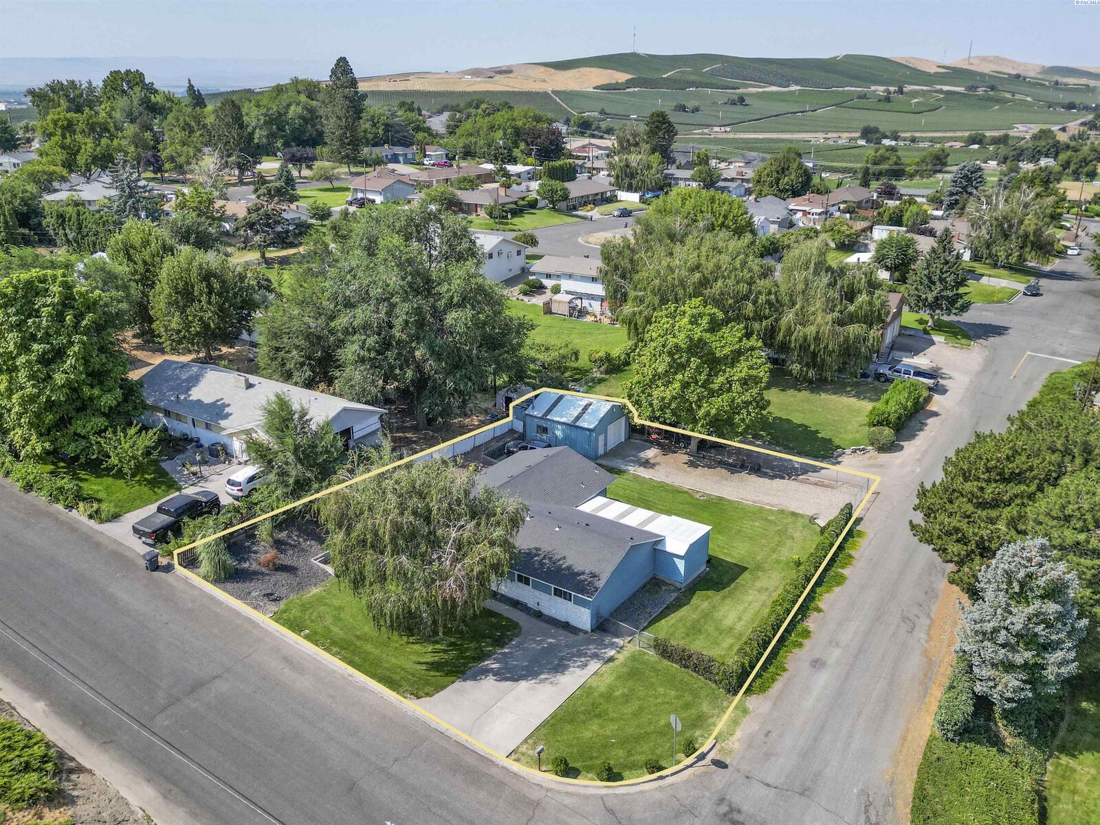 Property Photo:  1005 Taylor St  WA 98944 
