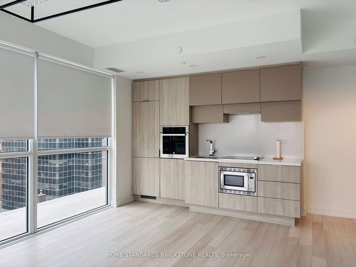 Property Photo: 39 Roehampton Avenue 609 ON M4P 1P9
