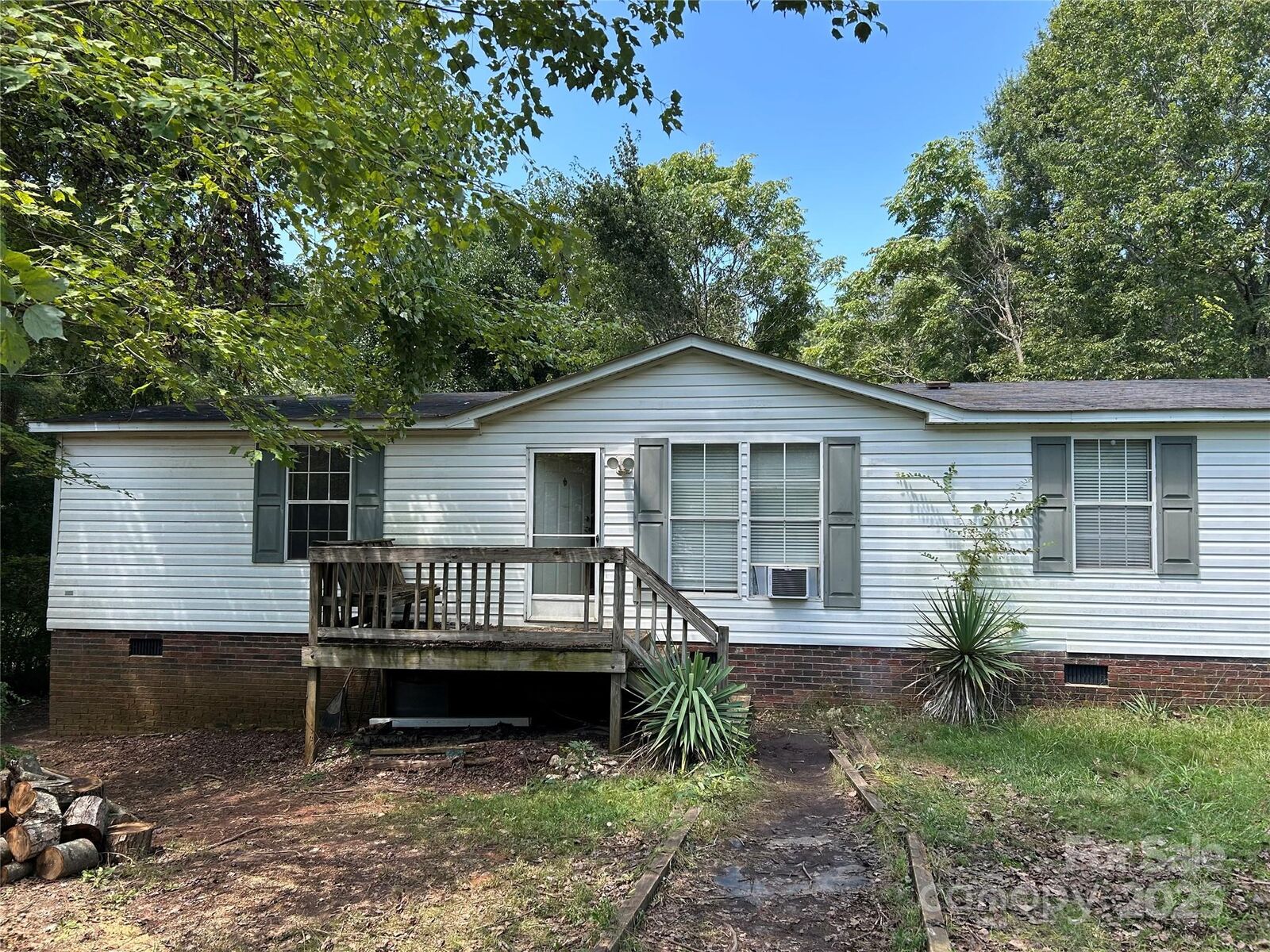 Property Photo:  120 Castle Court  NC 28086 
